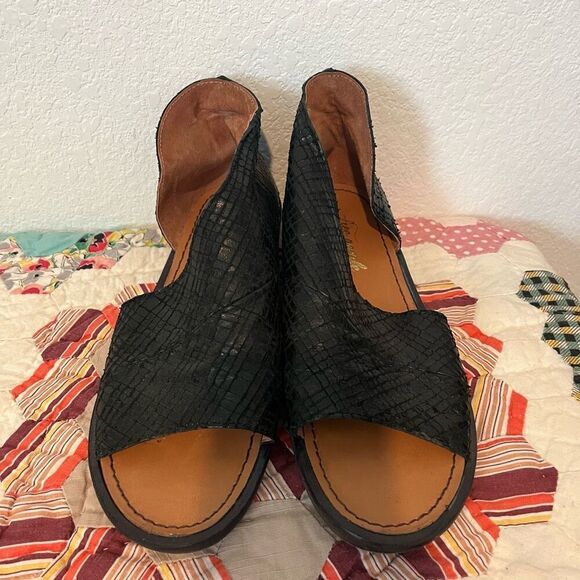 Free People Black Textured Leather Mont Blanc Flat Sandals Women's Size 39 8.5 - Picture 3 of 9